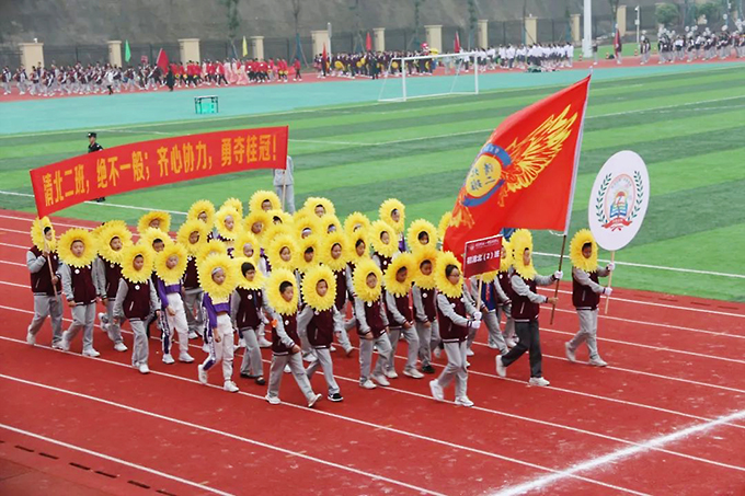 班級(jí)方陣隨即有序入場