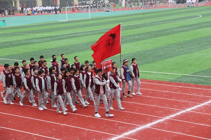 班級(jí)方陣隨即有序入場